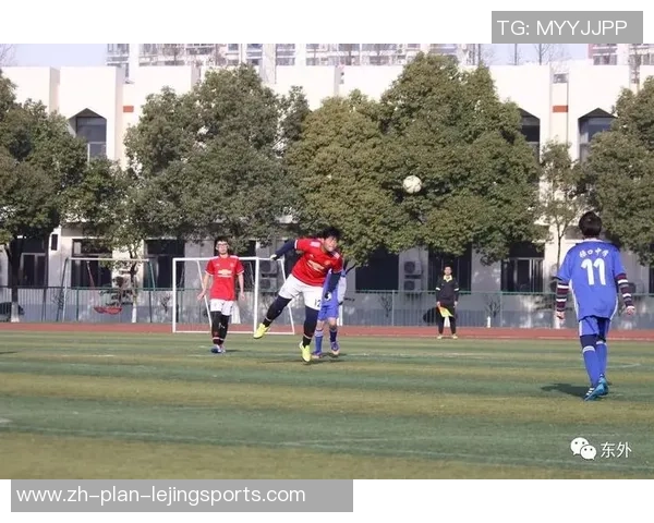 足球场上的英俊男孩们展现激情与风采的精彩瞬间